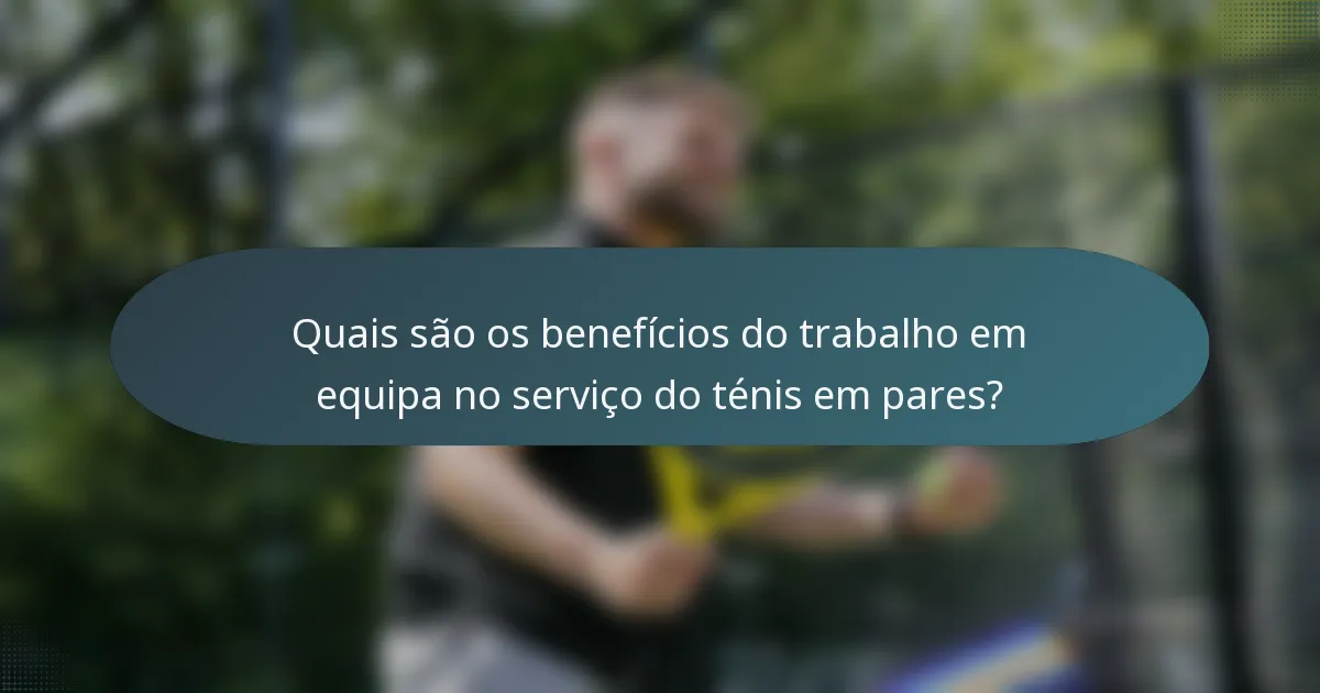 Quais são os benefícios do trabalho em equipa no serviço do ténis em pares?